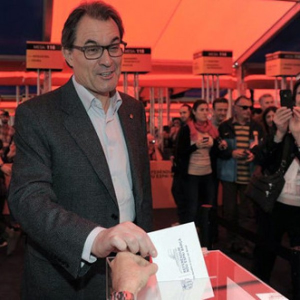 Artur Mas vota en el referendum para ampliar el Camp Nou el 5-IV-2014.
